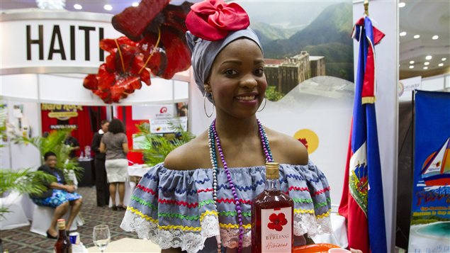 Une Haïtienne expose les produits de son pays dans une foire de tourisme tenue à Santo Domingo, en juin 2012. Une Haïtienne expose les produits de son pays dans une foire de tourisme tenue à Santo Domingo, en juin 2012.