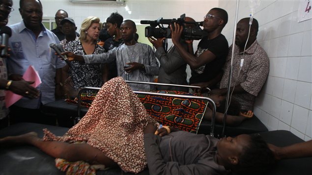 Le président ivoirien Alassane Ouattara rend visite à des blesés à l'hôpital. Le président ivoirien Alassane Ouattara rend visite à des blesés à l'hôpital.