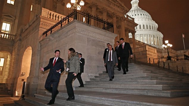 Des membres de la Chambre des représentants quittent le Capitole après la session extraordinaire du 1er janvier. Des membres de la Chambre des représentants quittent le Capitole après la session extraordinaire du 1er janvier.