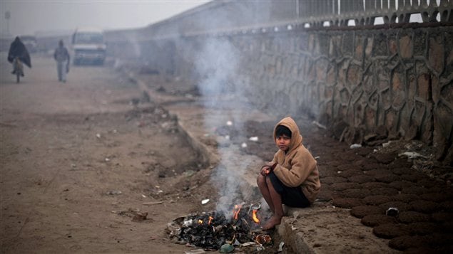 Un garçon tente de se garder au chaud à New Delhi, en Inde, une région qui fait face à une vague de froid d'une rare intensité Un garçon tente de se garder au chaud à New Delhi, en Inde, une région qui fait face à une vague de froid d'une rare intensité