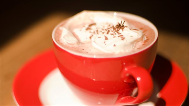 Une tasse orange de chocolat chaud. Une tasse orange de chocolat chaud.