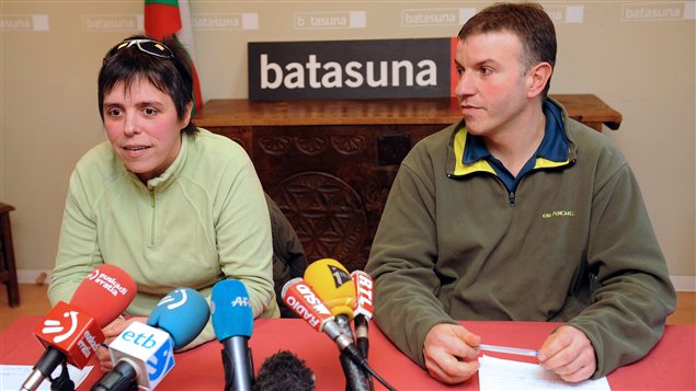 Maite Goyenetxe (gauche) et Jean-Claude Aguerre (droite), membres de Batasuna, lors de la conférence de presse du 3 janvier 2013 à Bayonne, au cours de laquelle ils ont annoncé la dissolution du parti. Maite Goyenetxe (gauche) et Jean-Claude Aguerre (droite), membres de Batasuna, lors de la conférence de presse du 3 janvier 2013 à Bayonne, au cours de laquelle ils ont annoncé la dissolution du parti.
