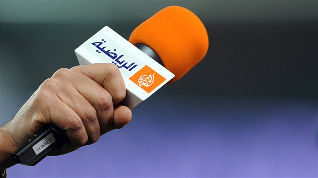Micro portant le logo du télédiffuseur Al-Jazeera en mars 2012. Micro portant le logo du télédiffuseur Al-Jazeera en mars 2012.
