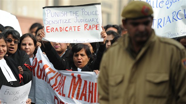 Les avocats indiens manifestent devant le tribunal où sont jugés les accusés du viol collectif d'une jeune étudiante à New Delhi. Les avocats indiens manifestent devant le tribunal où sont jugés les accusés du viol collectif d'une jeune étudiante à New Delhi.