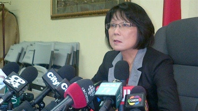 Olivia Chow est atteinte d'une paralysie faciale. Olivia Chow est atteinte d'une paralysie faciale.