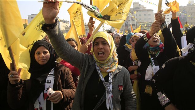Des jeunes femmes agitent les drapeaux jaunes du Fatah lors d'une manifestation à Gaza pour fêter l’anniversaire du mouvement du président Mamoud Abbas, le 4 janvier 2013. Des jeunes femmes agitent les drapeaux jaunes du Fatah lors d'une manifestation à Gaza pour fêter l’anniversaire du mouvement du président Mamoud Abbas, le 4 janvier 2013.