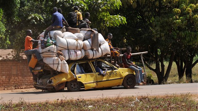Des habitants de Damara quittent leur ville le 2 janvier 2013, en prévision de l'offensive des rebelles. Des habitants de Damara quittent leur ville le 2 janvier 2013, en prévision de l'offensive des rebelles.