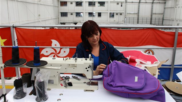 Une employée de l'usine de Miguel Caballero, près de Bogota, en Colombie, fabrique un sac à dos blindé Une employée de l'usine de Miguel Caballero, près de Bogota, en Colombie, fabrique un sac à dos blindé