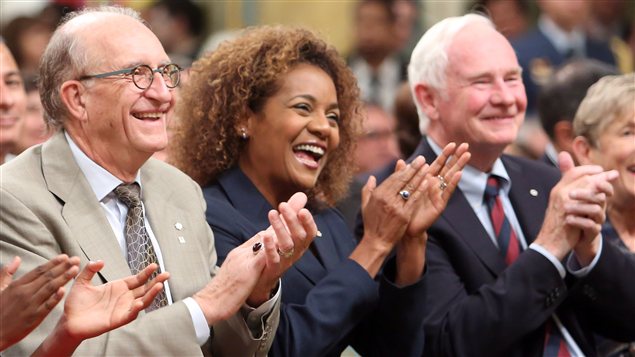 L'ancienne gouverneure générale du Canada, Michaëlle Jean, avec, à sa droite son mari Jean-Daniel Lafond et, à sa gauche, l'actuel gouverneur général, David Johnston L'ancienne gouverneure générale du Canada, Michaëlle Jean, avec, à sa droite son mari Jean-Daniel Lafond et, à sa gauche, l'actuel gouverneur général, David Johnston