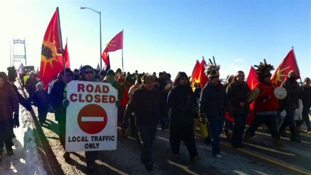 Des centaines de manifestants autochtones bloquent la frontière canado-américaine à Cornwall en Ontario. Des centaines de manifestants autochtones bloquent la frontière canado-américaine à Cornwall en Ontario.