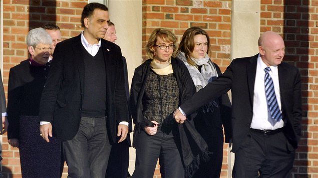 Gabrielle Giffords, l'ancienne représentante du huitième district de l'Arizona à la Chambre des représentants des États-Unis, en visite à l'école de Newtown, au Connecticut, où s'est déroulé une tuerie le 14 décembre 2012 Gabrielle Giffords, l'ancienne représentante du huitième district de l'Arizona à la Chambre des représentants des États-Unis, en visite à l'école de Newtown, au Connecticut, où s'est déroulé une tuerie le 14 décembre 2012