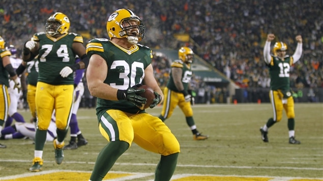 Le centre-arrière John Kuhn des Packers de Green Bay crie de joie après avoir marqué un touché. Le centre-arrière John Kuhn des Packers de Green Bay crie de joie après avoir marqué un touché.