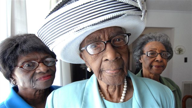 Mamie Rearden, en 2008, alors âgée de 110 ans, entourée de ses filles, Martha (gauche) et Mary Mamie Rearden, en 2008, alors âgée de 110 ans, entourée de ses filles, Martha (gauche) et Mary