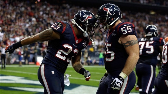 Arian Foster (gauche) des Texans de Houston célèbre son touché avec Chris Myers. Arian Foster (gauche) des Texans de Houston célèbre son touché avec Chris Myers.