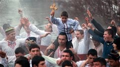 Des Bulgares chantent et dansent dans la rivière Tundzha, à Kalofer. Des Bulgares chantent et dansent dans la rivière Tundzha, à Kalofer.