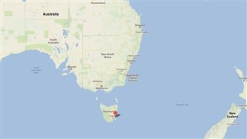 La Tasmanie est un État australien situé à 240 km de la côte Sud-Est de l'île principale de l'Australie La Tasmanie est un État australien situé à 240 km de la côte Sud-Est de l'île principale de l'Australie
