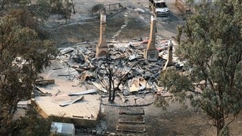 Les feux ont ravagé la nature et quelques édifices près de Dunalley en Tasmanie Les feux ont ravagé la nature et quelques édifices près de Dunalley en Tasmanie
