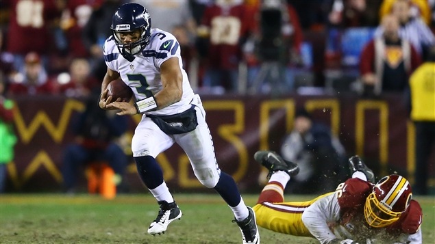 Le quart des Seahawks de Seattle Russell Wilson fait mordre la poussière à Barry Cofield des Redskins de Washington. Le quart des Seahawks de Seattle Russell Wilson fait mordre la poussière à Barry Cofield des Redskins de Washington.