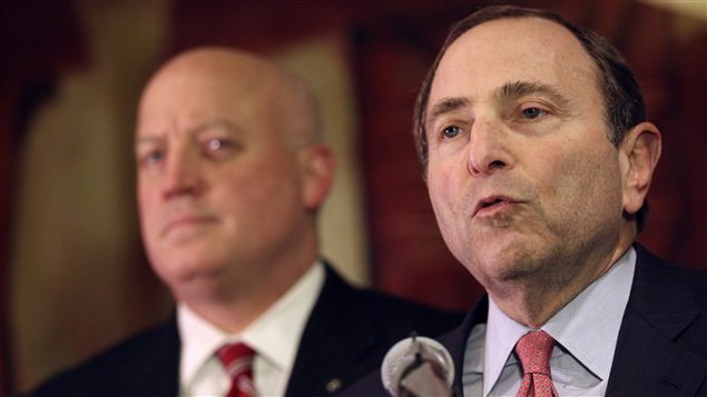 Le commissaire de la LNH Gary Bettman (droite) et le commissaire adjoint de la LN, Bill Daly (gauche) Le commissaire de la LNH Gary Bettman (droite) et le commissaire adjoint de la LN, Bill Daly (gauche)