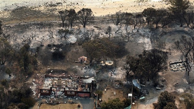 Les feux ont détruit plusieurs habitations près de Boomer Bay en Tasmanie Les feux ont détruit plusieurs habitations près de Boomer Bay en Tasmanie