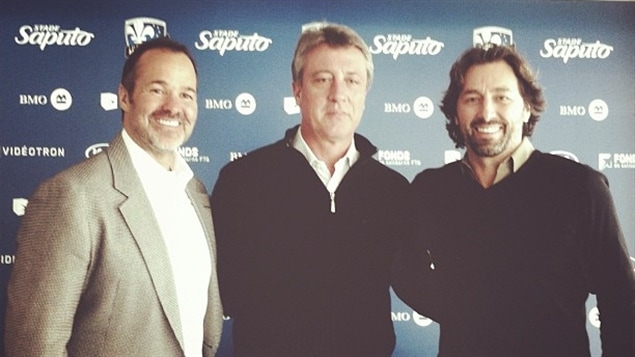 Le nouvel entraîneur-chef de l'Impact de Montréal, Marco Schällibaum (centre), entouré du président Joey Saputo et du directeur sportif Nick DeSantis Le nouvel entraîneur-chef de l'Impact de Montréal, Marco Schällibaum (centre), entouré du président Joey Saputo et du directeur sportif Nick DeSantis