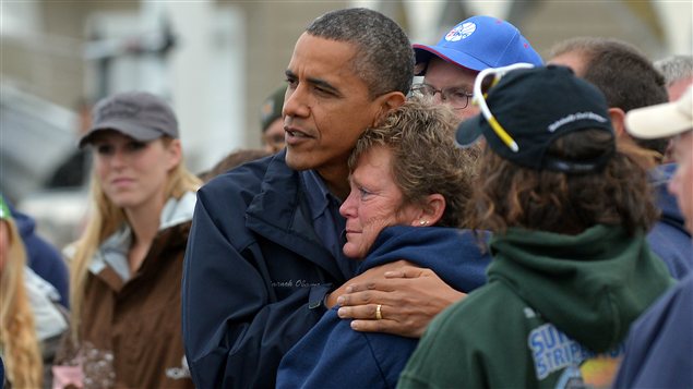 Le président Barack Obama réconforte Dana Vanzant, une victime de la tempête Sandy, lors de sa visite à Brigantine, au New Jersey, le 31 octobre 2012 Le président Barack Obama réconforte Dana Vanzant, une victime de la tempête Sandy, lors de sa visite à Brigantine, au New Jersey, le 31 octobre 2012