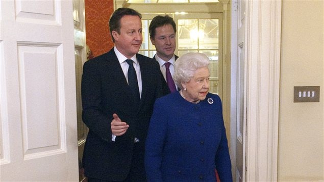 Le premier ministre britannique David Cameron et le vice-premier ministre Nick Clegg accompagnent la Reine Élisabeth II lors de sa première visite à la résidence du premier ministre, au 10 Downing Street, le 18 décembre 2012. Le premier ministre britannique David Cameron et le vice-premier ministre Nick Clegg accompagnent la Reine Élisabeth II lors de sa première visite à la résidence du premier ministre, au 10 Downing Street, le 18 décembre 2012.