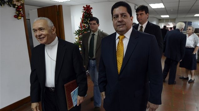 Mgr Padron (à gauche) marchait aux côtés du député d'opposition Edgar Zambrano avant de s'adresser à la commission épiscopale. Mgr Padron (à gauche) marchait aux côtés du député d'opposition Edgar Zambrano avant de s'adresser à la commission épiscopale.
