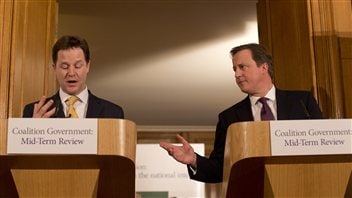 Le premier ministre britannique David Cameron et, à sa droite, le vice-premier ministre, Nick Clegg Le premier ministre britannique David Cameron et, à sa droite, le vice-premier ministre, Nick Clegg