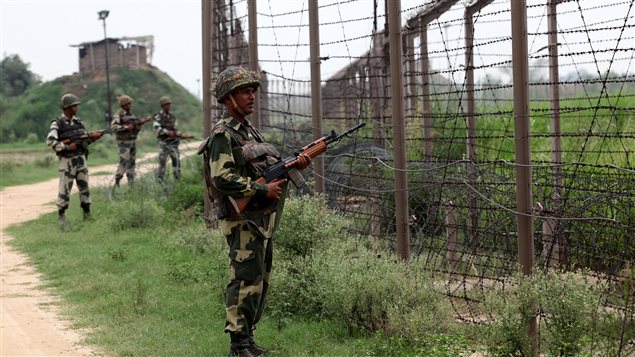 Des soldats indiens montent la garde devant la Ligne de Contrôle au Cachemire à quelque 65 km de la ville indienne de Jammu. Des soldats indiens montent la garde devant la Ligne de Contrôle au Cachemire à quelque 65 km de la ville indienne de Jammu.