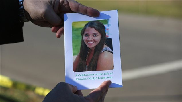 Un parent de Victoria Soto tient entre ses mains le programme de la célébration en l'honneur de l'enseignante qui a été tuée dans le massacre à l'école de Sandy Hook, à Newtown (Colorado). Un parent de Victoria Soto tient entre ses mains le programme de la célébration en l'honneur de l'enseignante qui a été tuée dans le massacre à l'école de Sandy Hook, à Newtown (Colorado).
