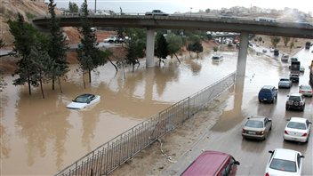 Les crues-éclairs provoquées par les pluies diluviennes paralysent de nombreuses routes dans le pays. Les crues-éclairs provoquées par les pluies diluviennes paralysent de nombreuses routes dans le pays.