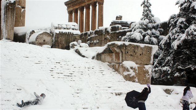 Des enfants s'amusent dans la neige au pied du temple romain de Jupiter, à Baalbek, au Liban. Des enfants s'amusent dans la neige au pied du temple romain de Jupiter, à Baalbek, au Liban.