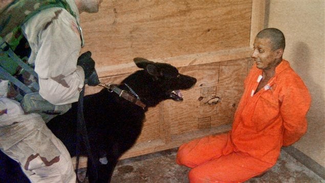 Une image d'un détenu de la prison d'Abou Ghraib publié par le Washington Post en 2004. Une image d'un détenu de la prison d'Abou Ghraib publié par le Washington Post en 2004.