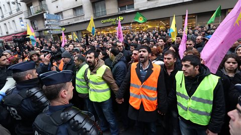 Des membres de la communauté kurde manifestent rue Lafayette, à Paris, où ont été tuées les activistes. Des membres de la communauté kurde manifestent rue Lafayette, à Paris, où ont été tuées les activistes.