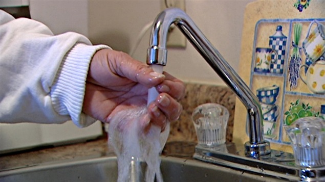 Un robinet dans un évier de cuisine. Un robinet dans un évier de cuisine.