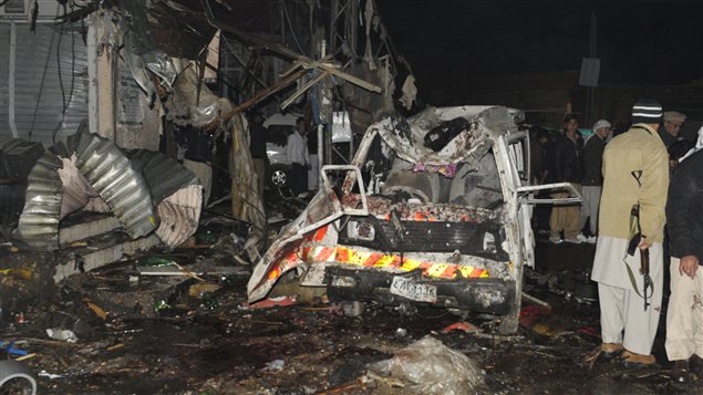 Les carcasses de voitures témoignent de la violence de l'explosion à Quetta, au Pakistan. Les carcasses de voitures témoignent de la violence de l'explosion à Quetta, au Pakistan.