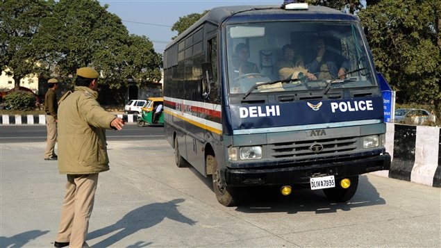 Le convoi transportant les accusés du viol collectif de New Delhi arrive au tribunal Le convoi transportant les accusés du viol collectif de New Delhi arrive au tribunal