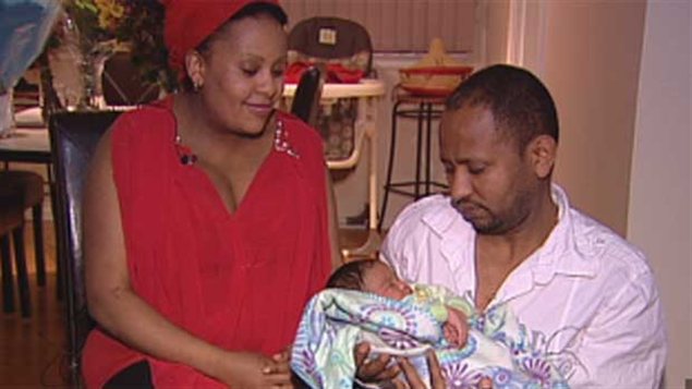 Embate Tadesse a dû accoucher chez elle après que les médecins d'un hôpital d'Edmonton l'eurent renvoyé à la maison. Embate Tadesse a dû accoucher chez elle après que les médecins d'un hôpital d'Edmonton l'eurent renvoyé à la maison.