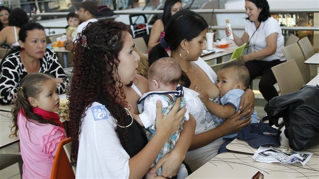 Des femmes allaitent leur enfant dans un centre commercial du Costa Rica Des femmes allaitent leur enfant dans un centre commercial du Costa Rica