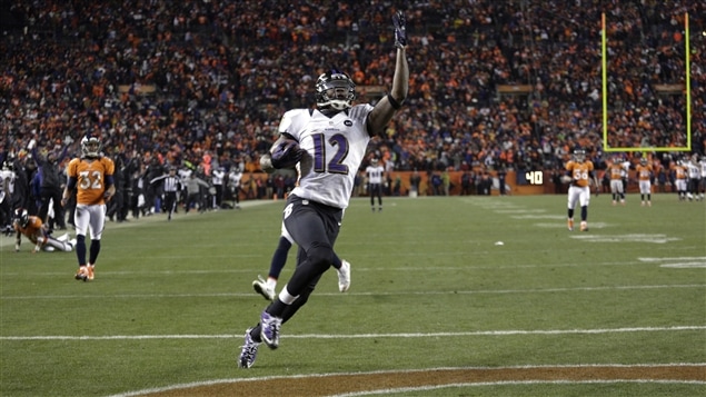 Jacoby Jones des Ravens de Baltimore marque un touché. Jacoby Jones des Ravens de Baltimore marque un touché.