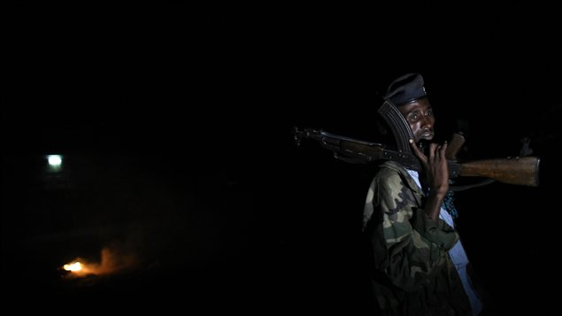 Un soldat somalien monte la garde dans un quartier de Mogadiscio Un soldat somalien monte la garde dans un quartier de Mogadiscio