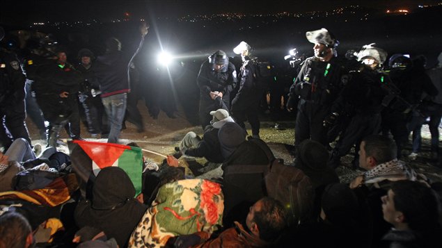 Des soldats israéliens délogent des militants palestiniens d'un camp de tentes intallés pour protester contre la colonisation Des soldats israéliens délogent des militants palestiniens d'un camp de tentes intallés pour protester contre la colonisation