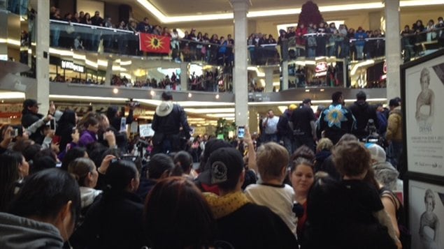Des manifestants dans le West Edmonton Mall Des manifestants dans le West Edmonton Mall