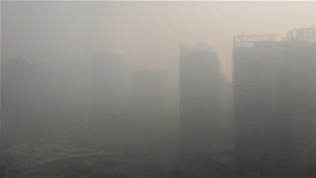 Le China World Trade Center, à Pékin, lors d'une journée de smog Le China World Trade Center, à Pékin, lors d'une journée de smog
