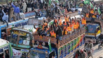 Les partisans de Tahir ul-Qadri convergent à pied et à bord d'autobus bondés vers la capitale pakistanaise. Les partisans de Tahir ul-Qadri convergent à pied et à bord d'autobus bondés vers la capitale pakistanaise.