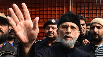 Tahir ul-Qadri entouré de ses partisans, dimanche. Tahir ul-Qadri entouré de ses partisans, dimanche.