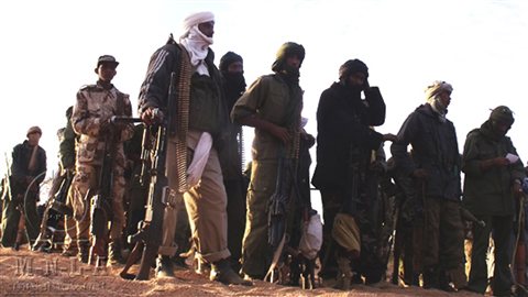 Des Touaregs, combattants du Mouvement national pour la libération de l'Azawad Des Touaregs, combattants du Mouvement national pour la libération de l'Azawad