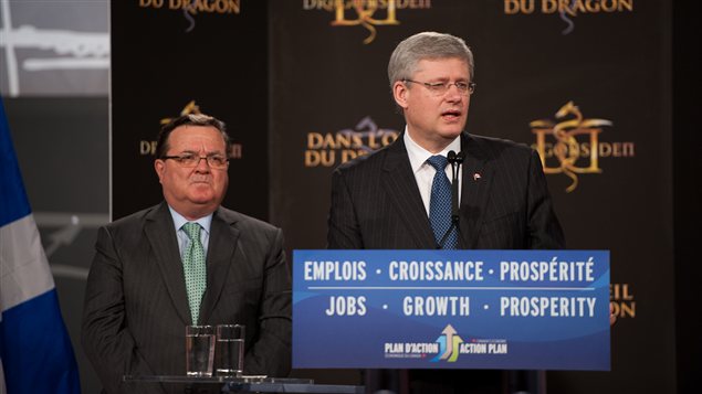 Le premier ministre du Canada, Stephen Harper, accompagné du ministre des Finances, Jim Flaherty, tous deux de passage à Radio-Canada. Le premier ministre du Canada, Stephen Harper, accompagné du ministre des Finances, Jim Flaherty, tous deux de passage à Radio-Canada.