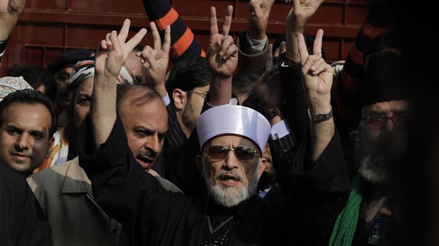 Tahir-ul-Qadri au sein de ses partisans, dimanche. Tahir-ul-Qadri au sein de ses partisans, dimanche.